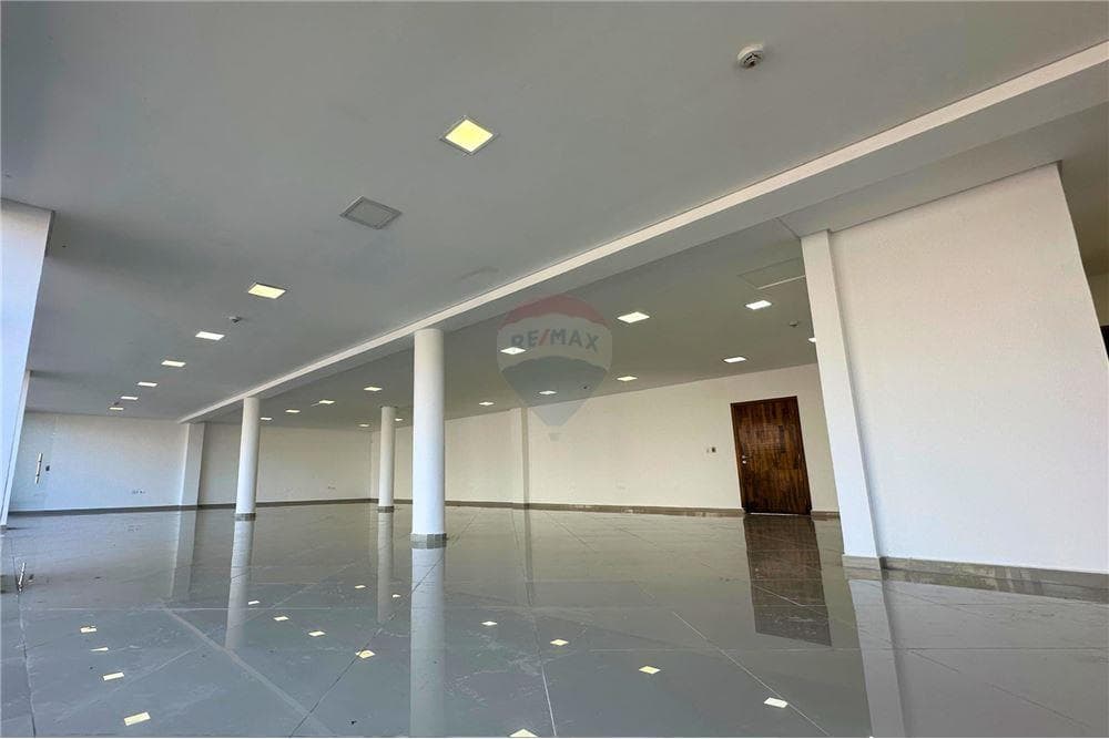 Amplio local comercial sobre la avda. Artigas — foto 4