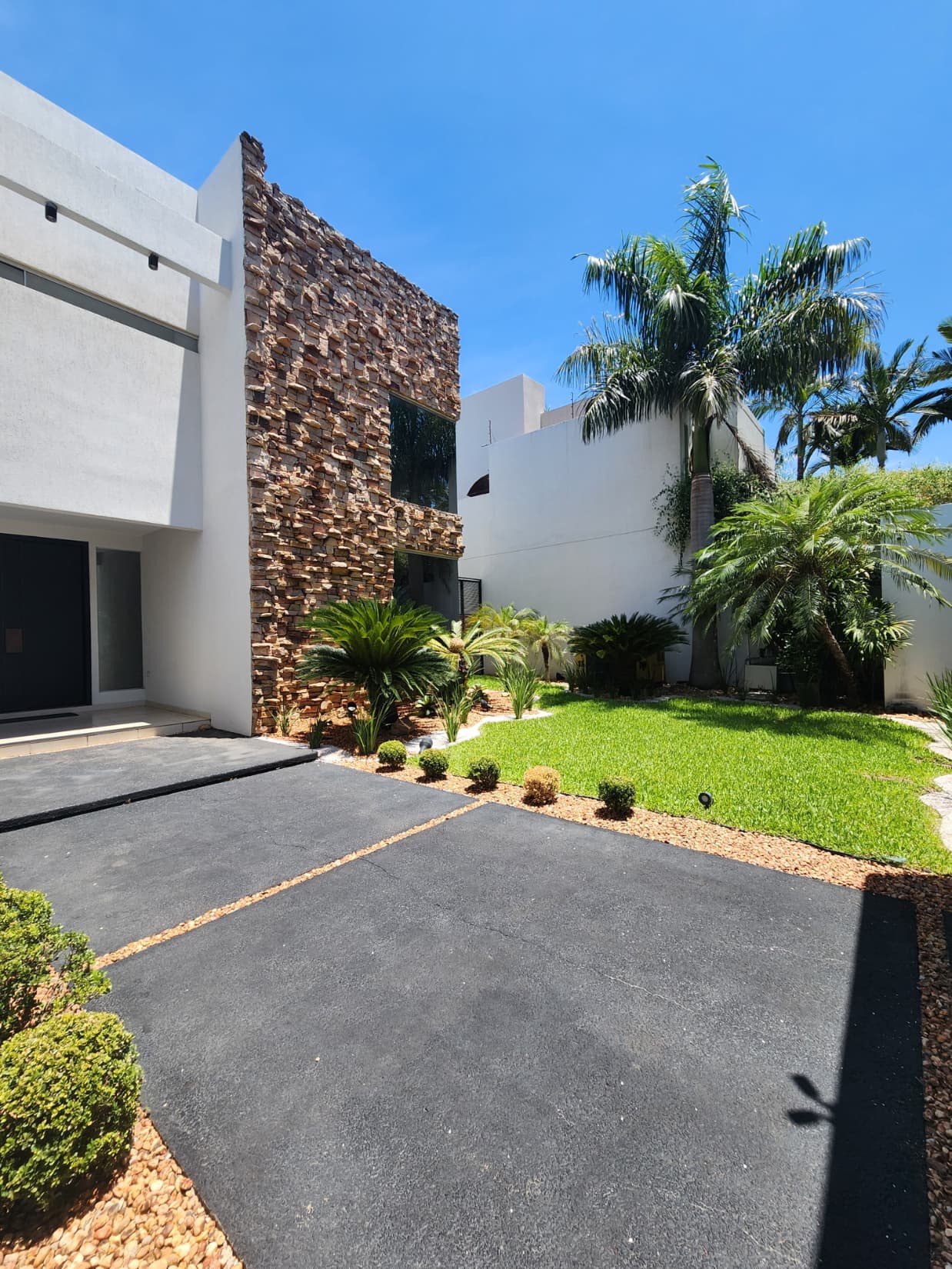 Residencia En Venta De 4 Habitaciones En Suite, Barrio Los Laureles