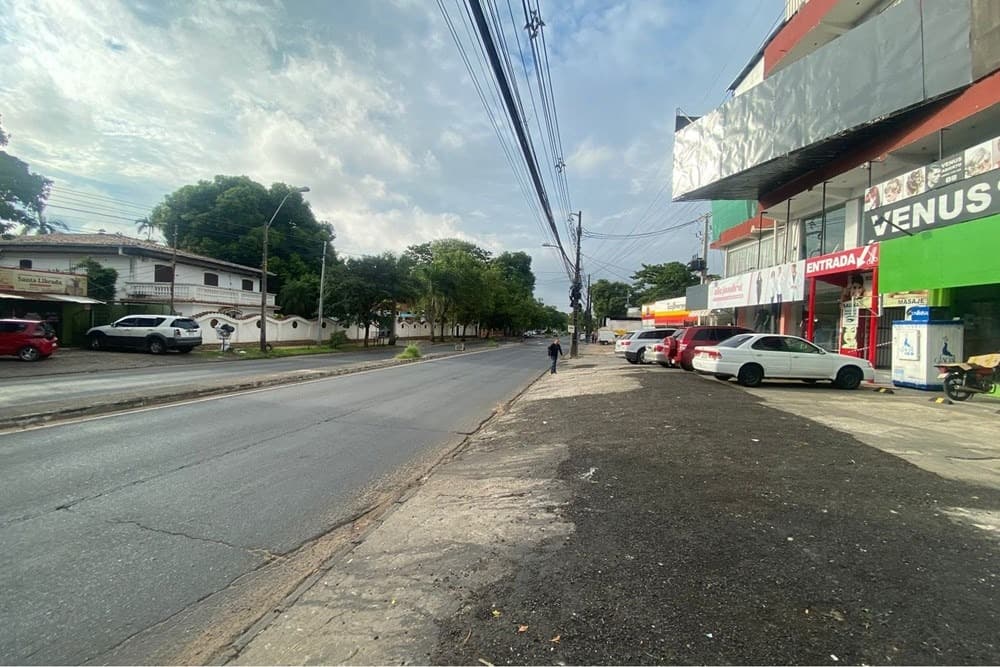 Salón Comercial Estratégico con Estacionamiento sobre Avda. Choferes del Chaco, foto 2