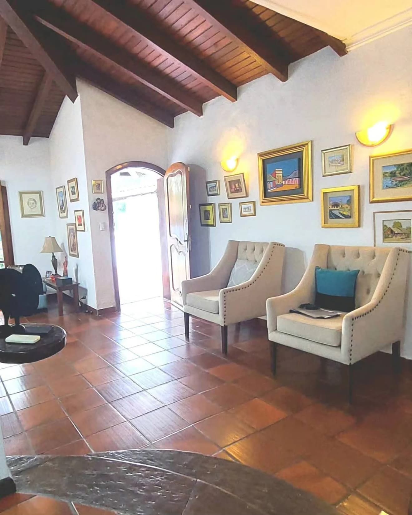 Casa de estilo colonial de 3 dormitorios y piscina en Las Mercedes — foto 2