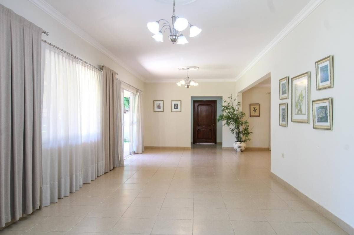 amplia Residencia en barrio Mcal. Estigarribia 1500 m2, foto 2