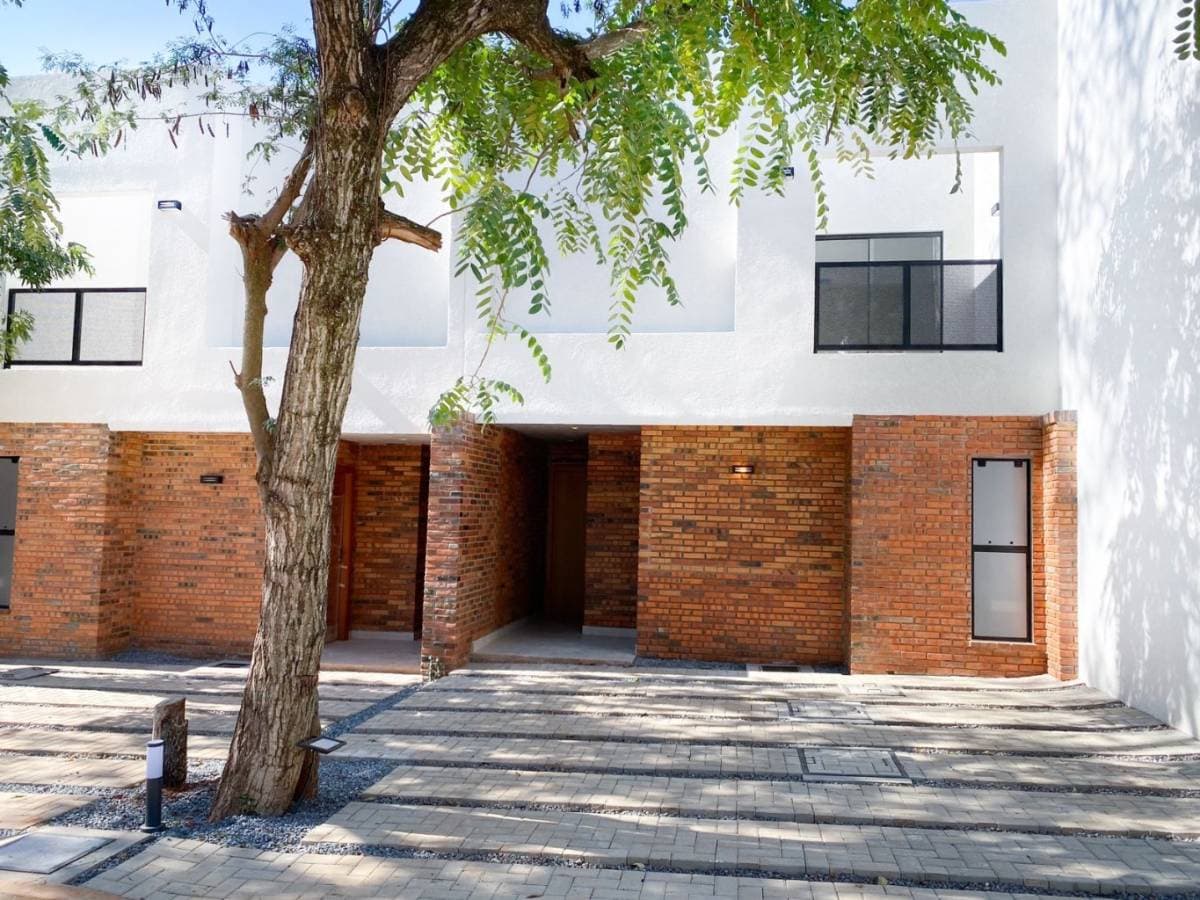 Vendo bello duplex en barrio cerrado "jardines de loma merlo"