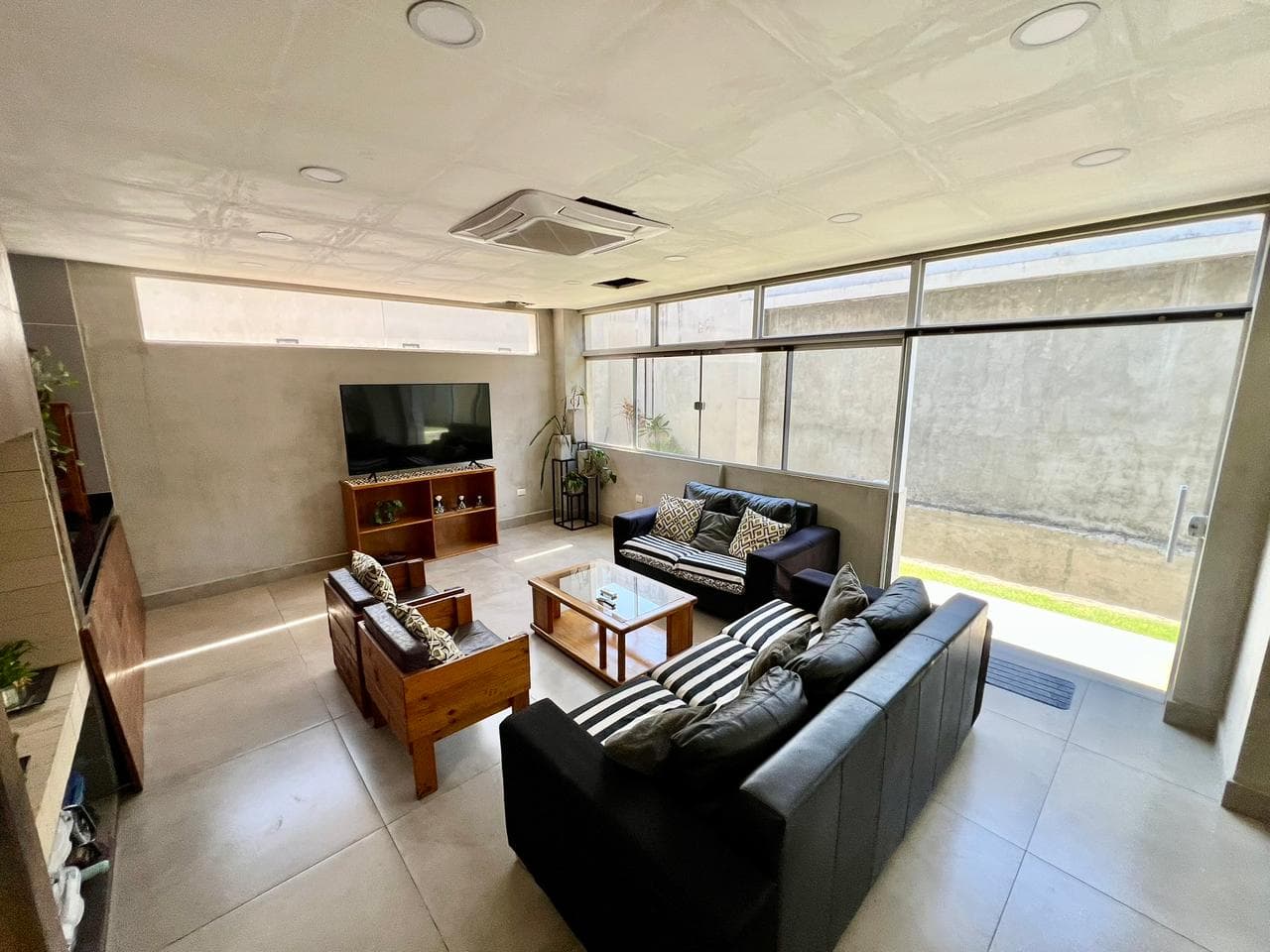 En venta - residencia en lambare, foto 4