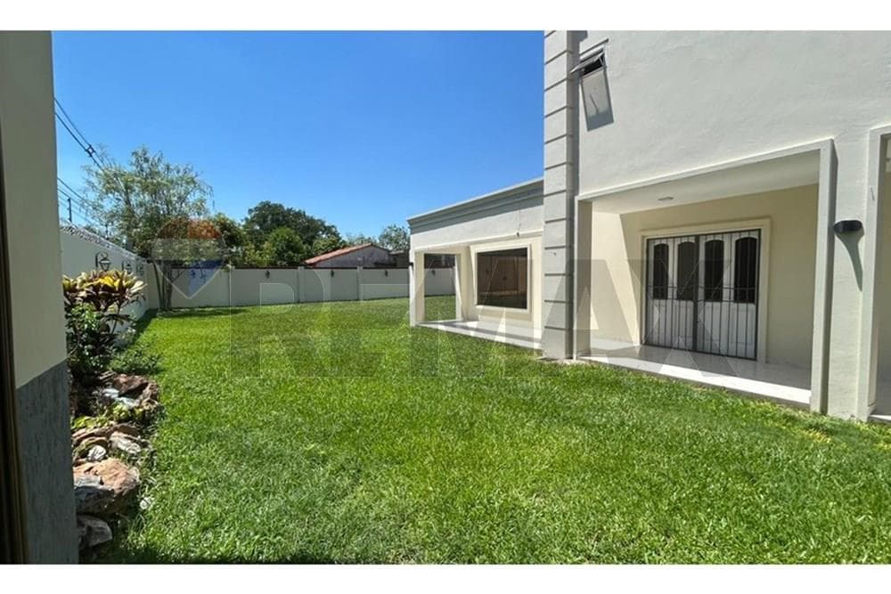 Residencia en esquina en Luque, foto 3