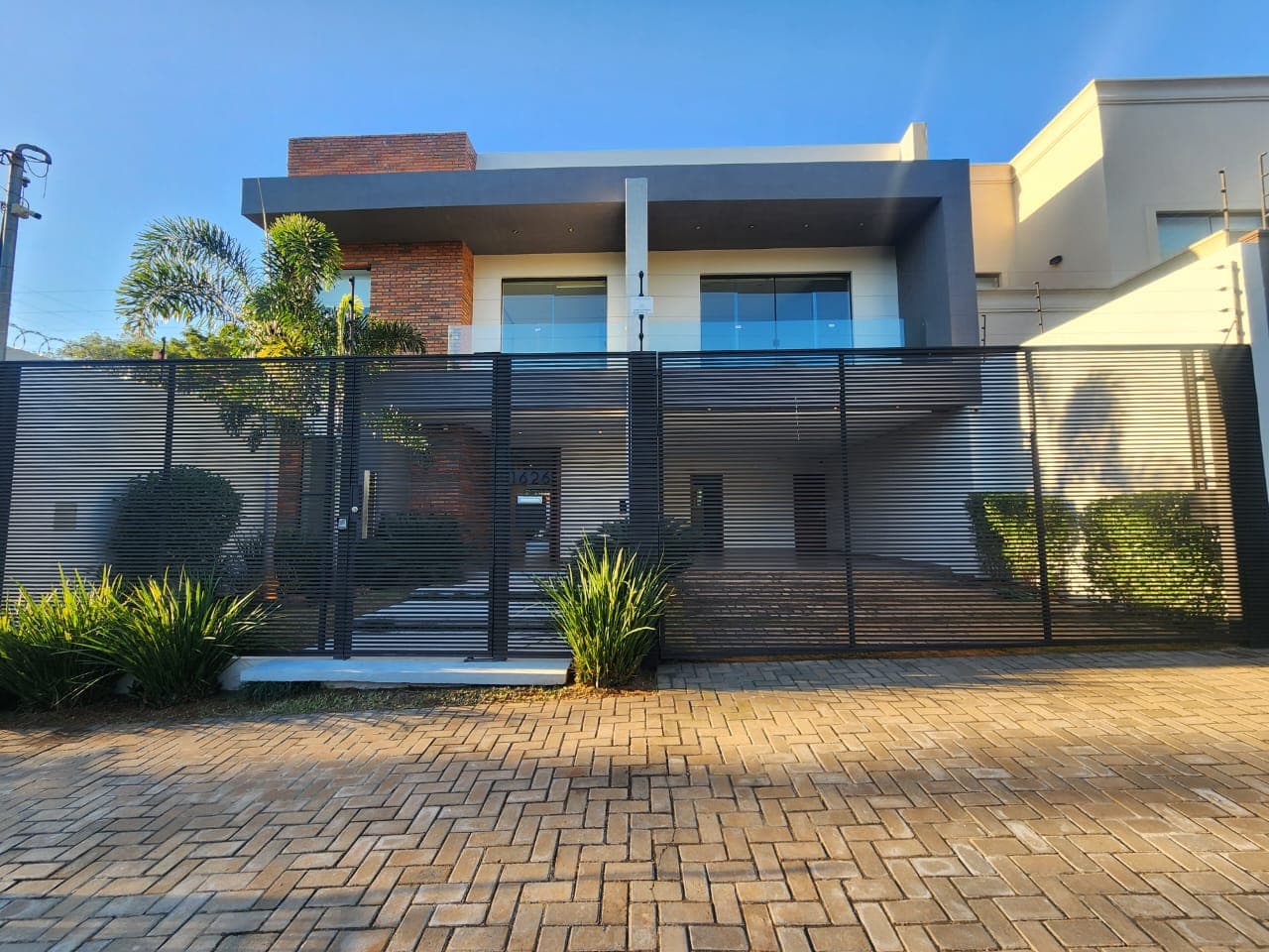 Moderna residencia 4 suites barrio mburucuya — foto 1