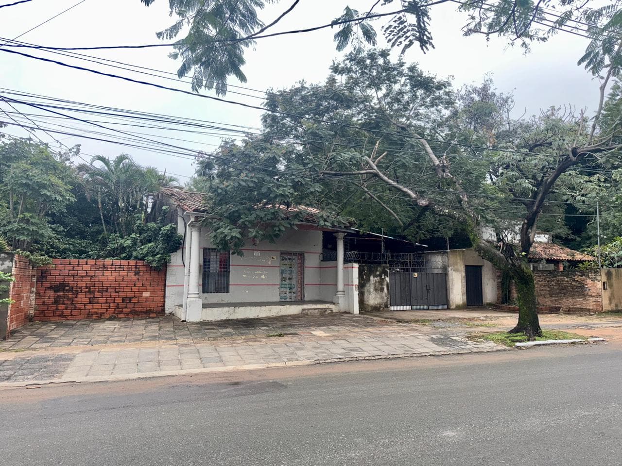 Vendo terreno con construcción vieja ,, b° Trinidad