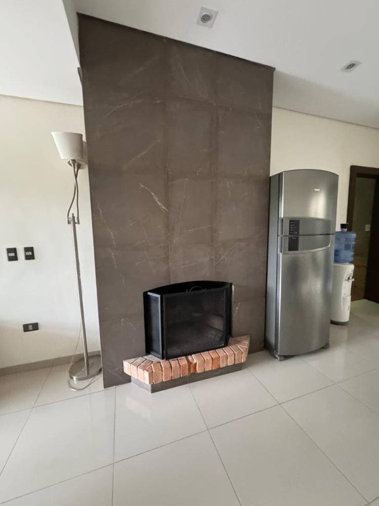 Amplia residencia en venta en lambare