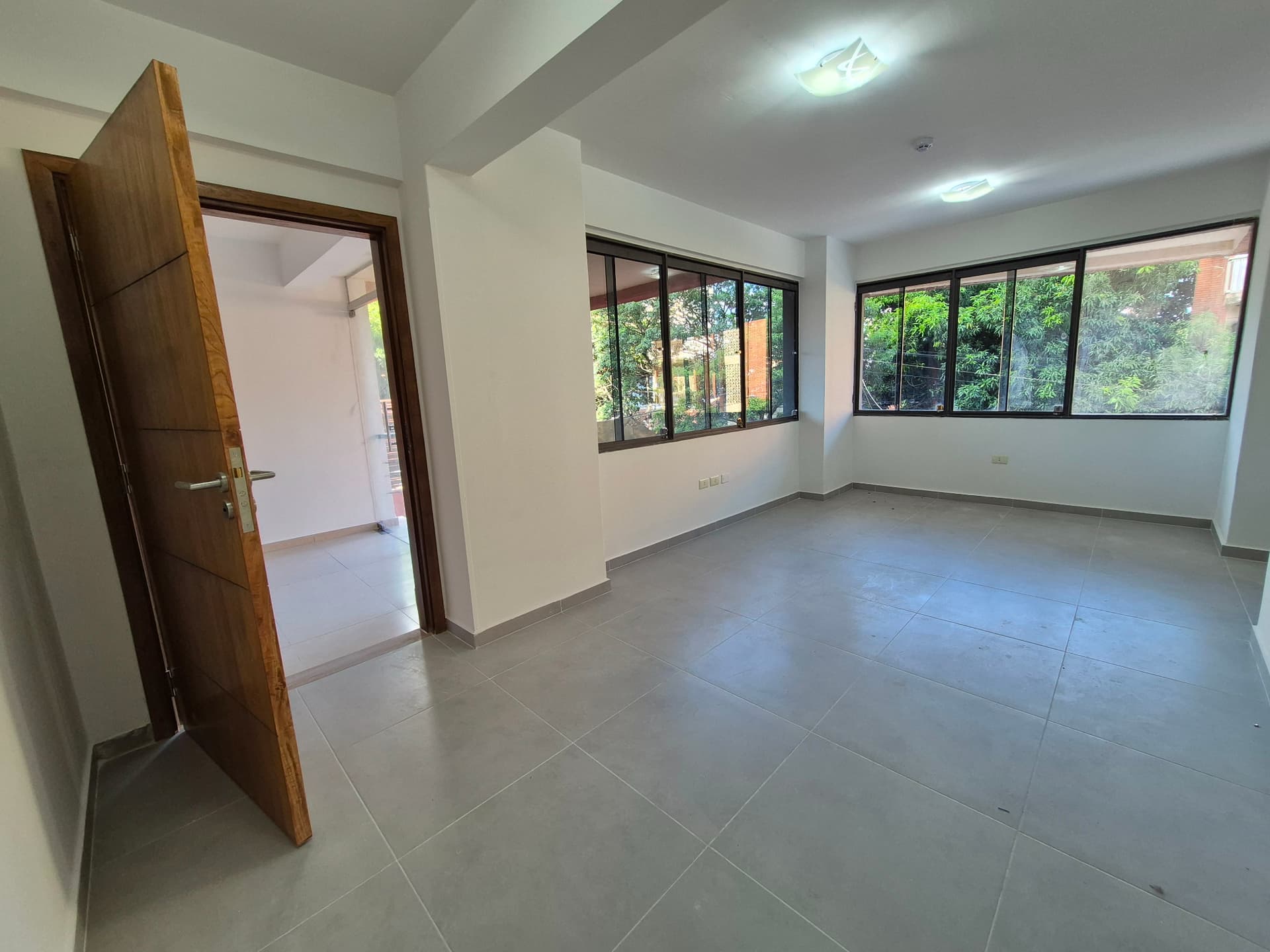 Moderno Departamento De 2 Dormitorios Con Cochera Zona Semi Céntrica, Plaza Italia
