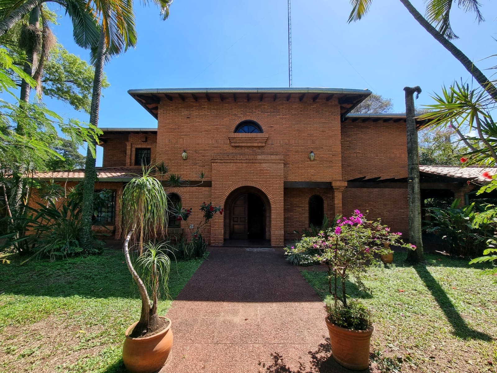hermosa residencia! Sobre la Avda Mariscal López casi Madame Lynch — foto 2
