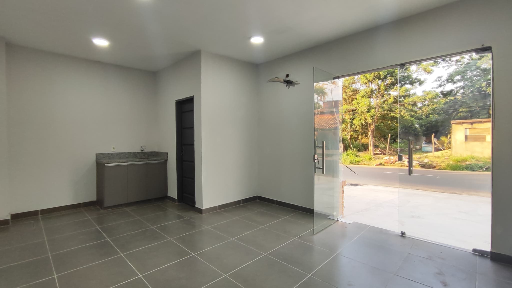 Amplio depòsito con oficinas - show room — foto 3