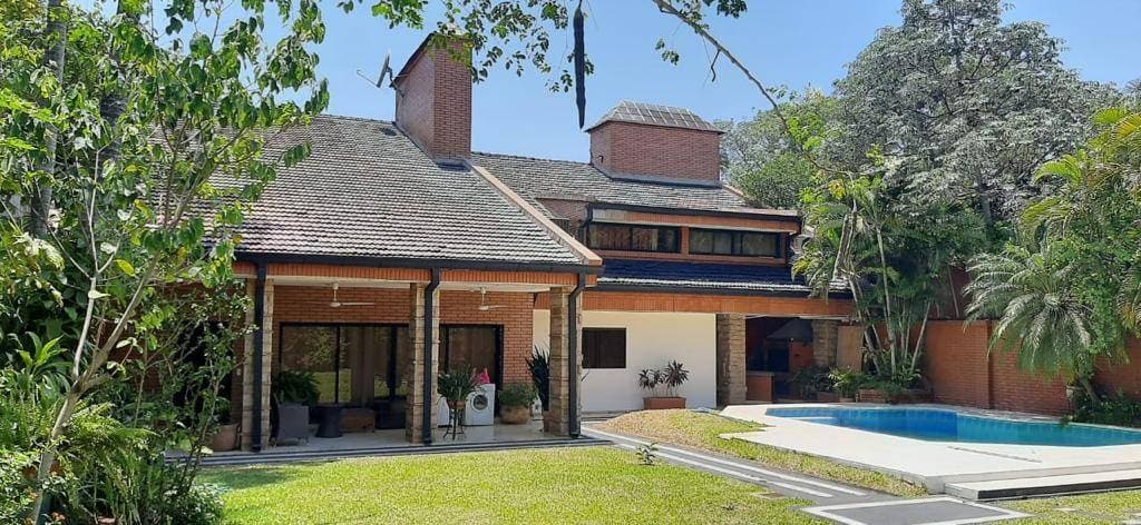 Vendo amplia residencia de 4 suites en b° mcal. Estigarribia