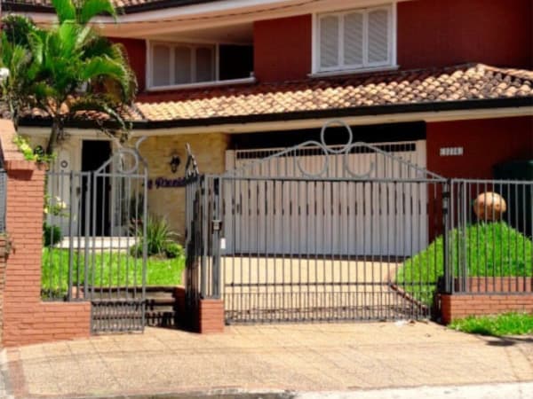 Amplia residencia en barrio Herrera