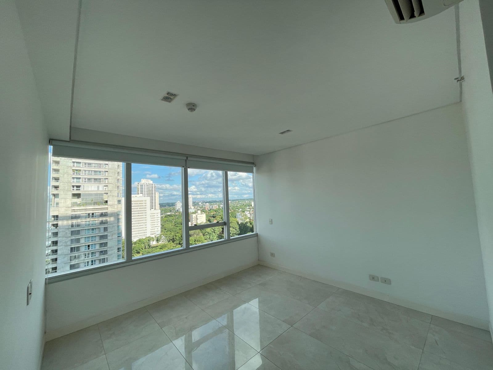 En Alquiler Depto De 3 Habitaciones Y 2 Cocheras- Edificio Eminent, foto 2