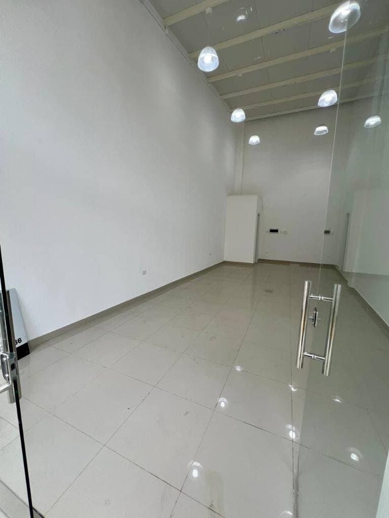 Local comercial en alquiler – Fernando de la Mora, foto 4