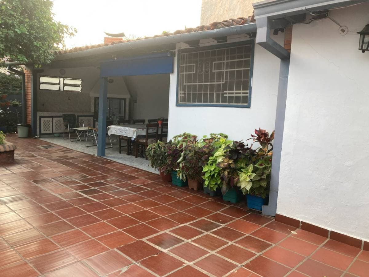 amplia casa sobre Radio Operadores del Chaco casi Celsa Speratti — foto 4