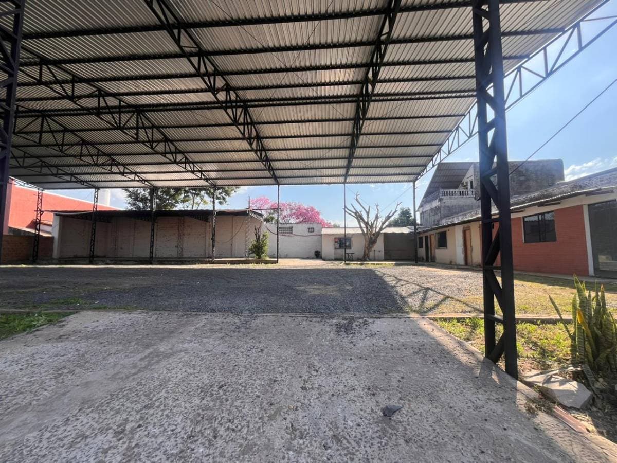 Amplia propiedad sobre avenida madame lynch en barrio Herrera — foto 5