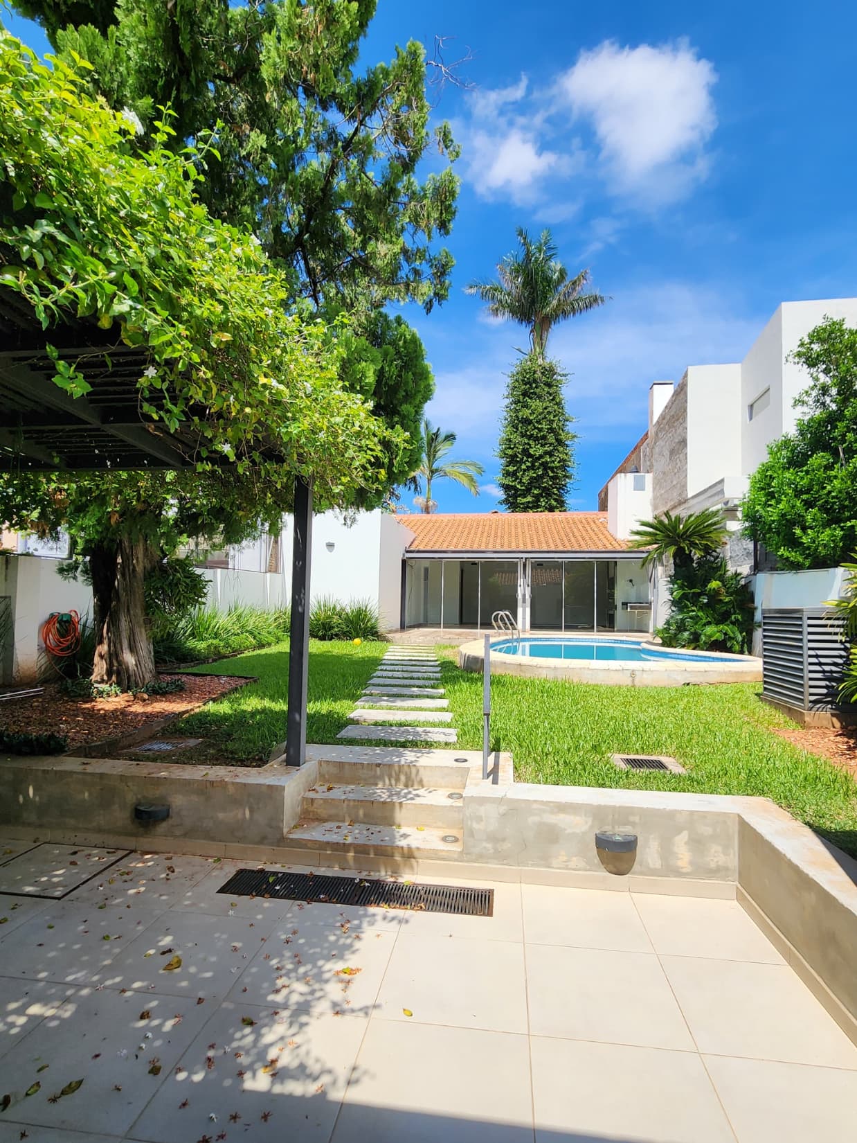 Barrio mburicao, en alquiler hermosa casa con jardín y piscina, foto 5
