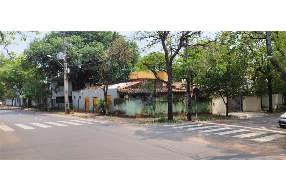 Vendo terreno en esquina en Villa Morra