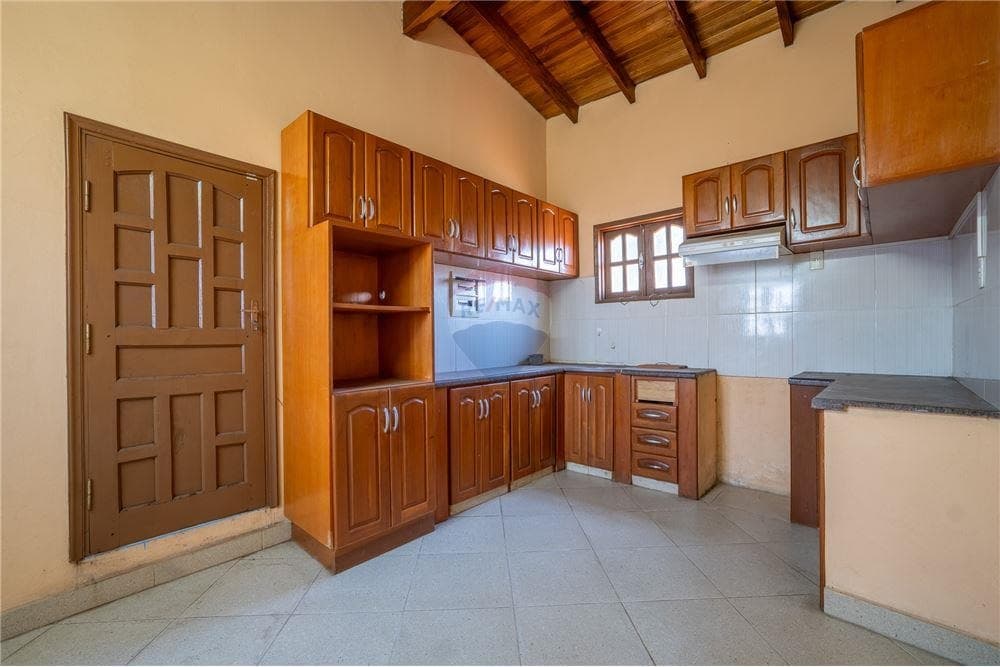 Casa en esquina con salón comercial en Villa Elisa, foto 3