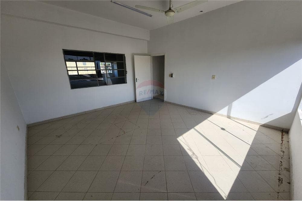 Amplio edificio comercial en el mercado 4, foto 3
