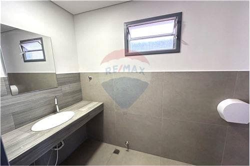 Local comercial con oficinas y patio, foto 4