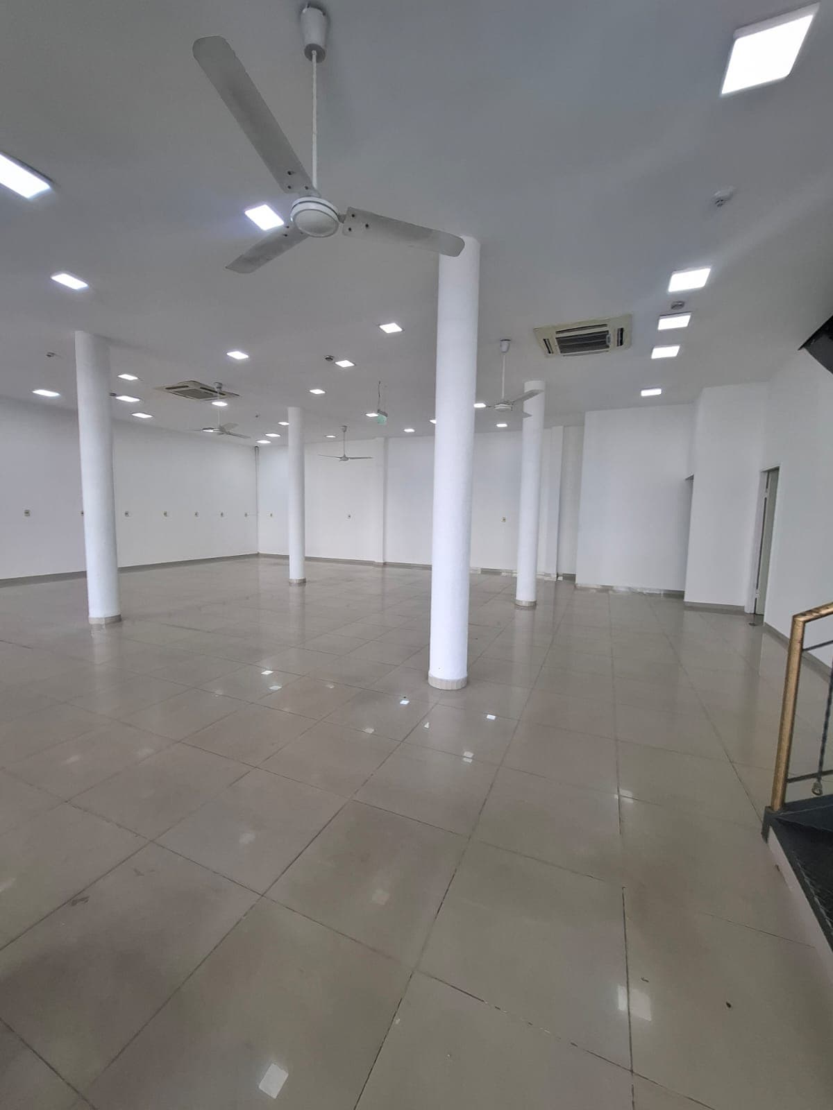 Alquilo local comercial de 2 pisos en el centro de San Lorenzo