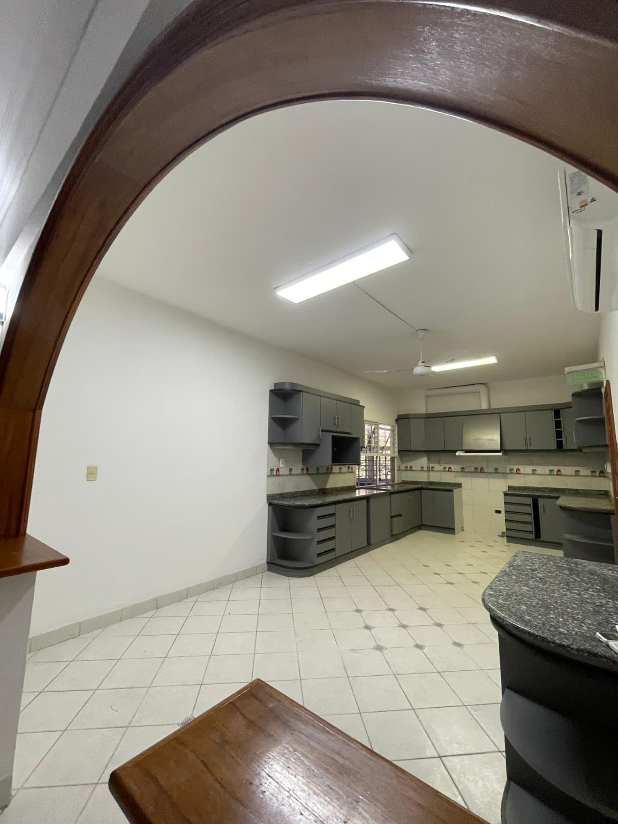 Villa Morra, en alquiler, depto de 4 dormitorios de 300 m2 con 2 cocheras, foto 3