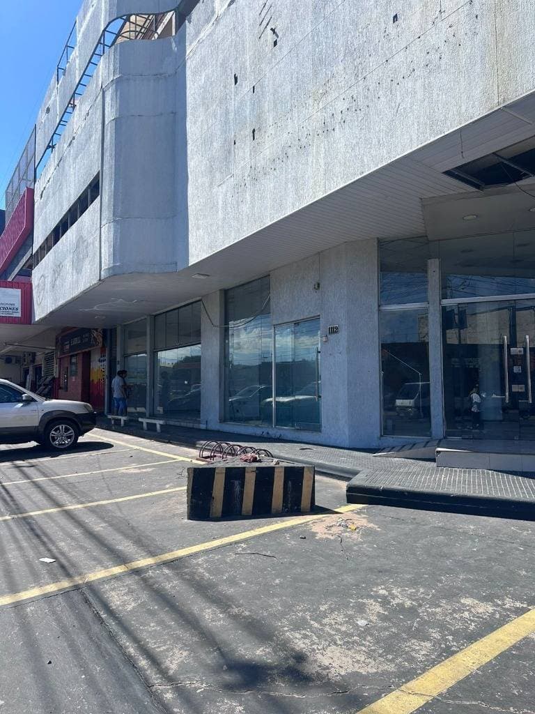 Edificio en esquina con amplio local comercial y oficinas, foto 4