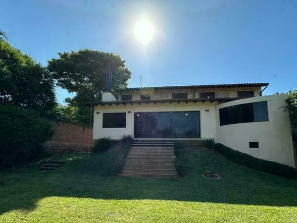 Vendo Residencia en Lambare, a 2 cuadras y medias de la Av Perón
