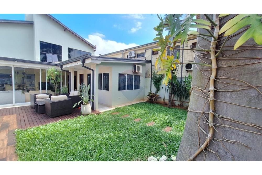 En venta Casa moderna con Piscina y Jardín en Encarnación, foto 2