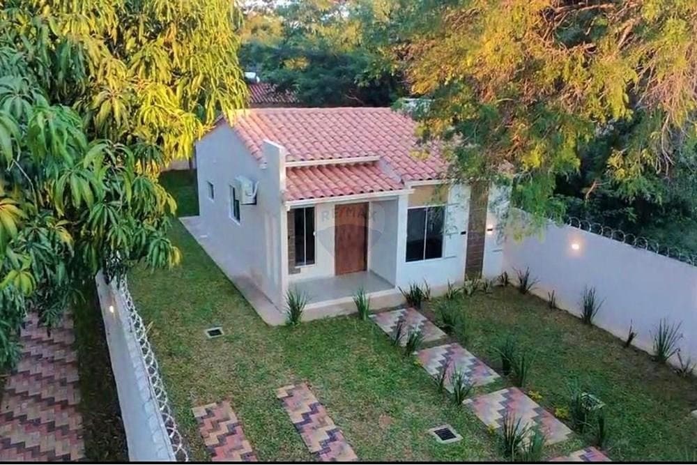 Moderna Casa en Mariano Roque Alonso, Paraguay