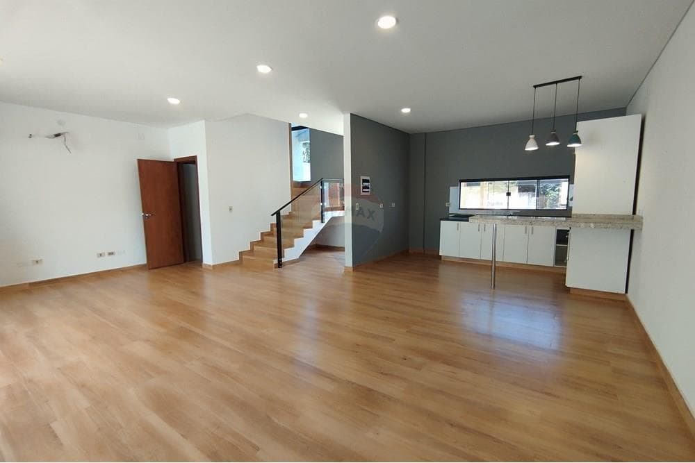 En venta amplio dúplex en Luque, foto 2
