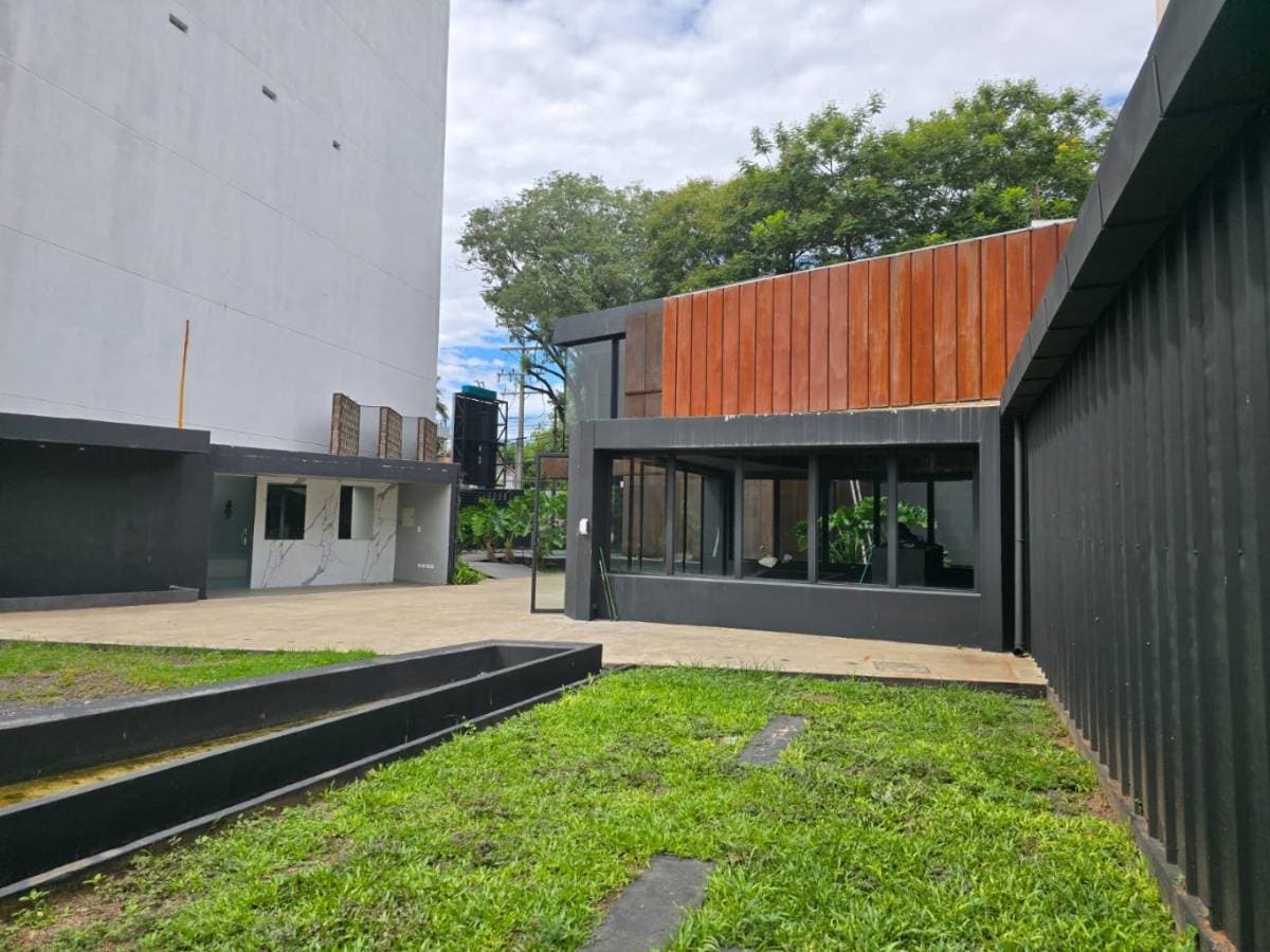 Propiedad Comercial sobre Av. Aviadores de calle a calle zona Shopping del Sol — foto 4