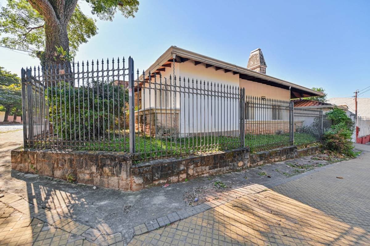 Venta de casa en esquina con Piscina en la calle Pirizal, Lambar