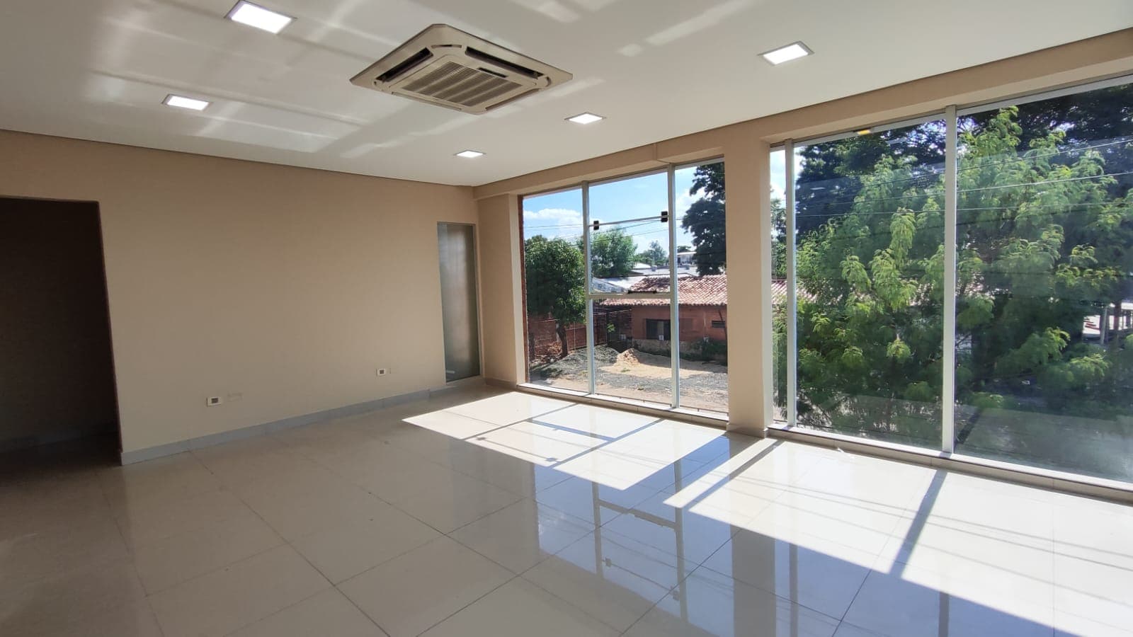 Salón Comercial a una cuadra de la Transchaco, foto 3