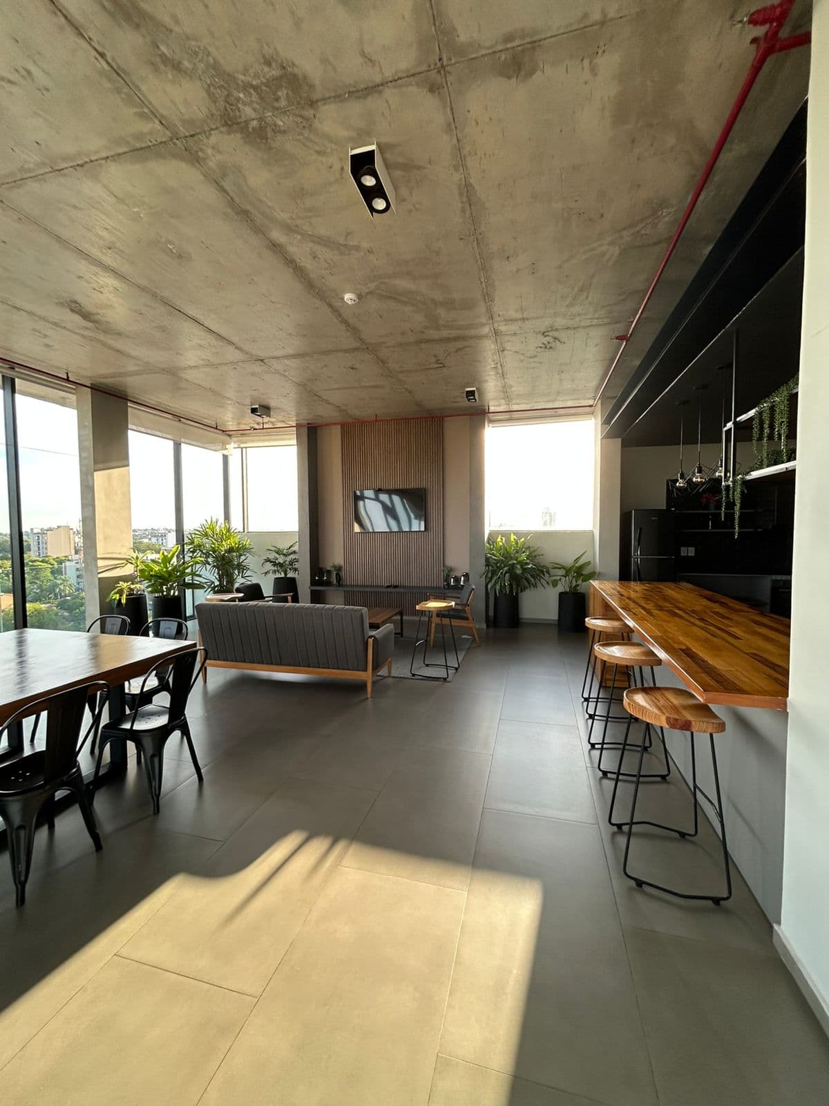 En Alquiler departamento de 2 dormitorios en Villamorra Detalles, foto 2