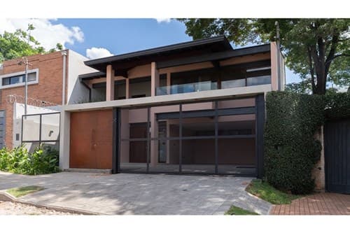 Alquiler CASA Premium Barrio Mburucya, zona residencial, ASU