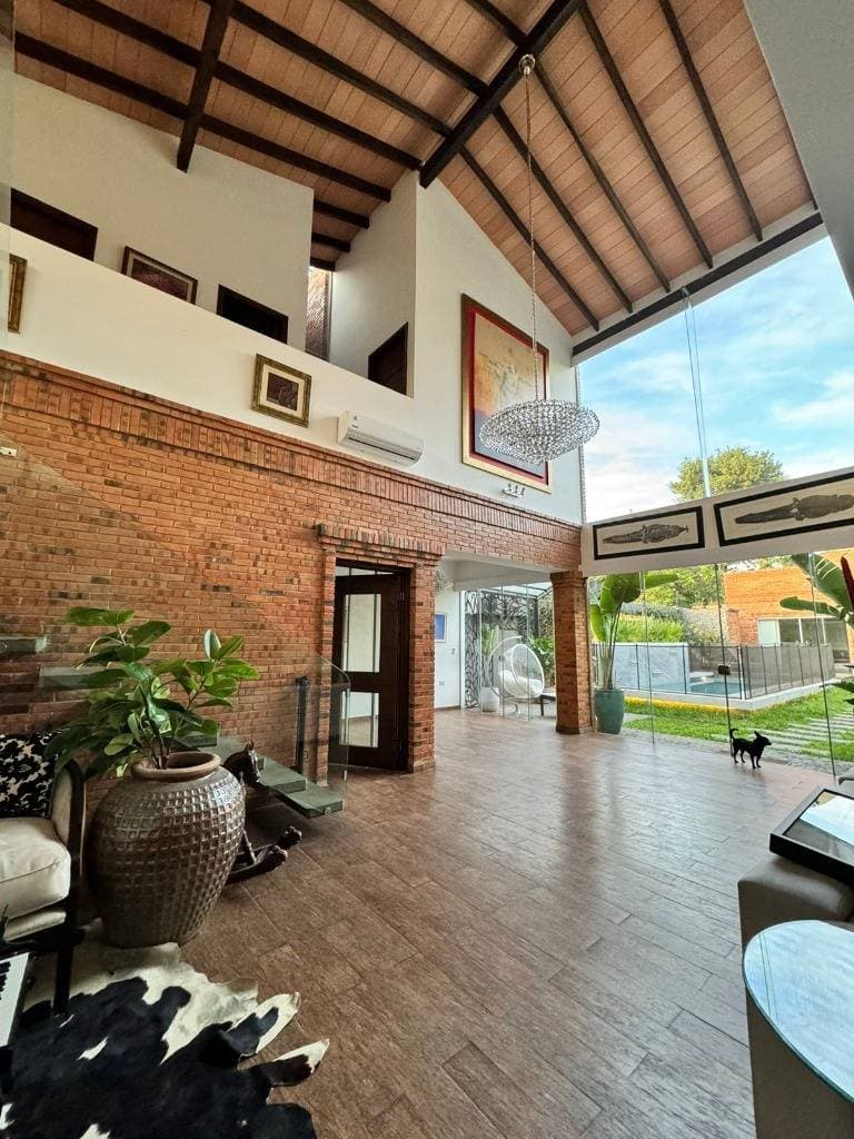 Alquilo casa de lujo en barrio Herrera