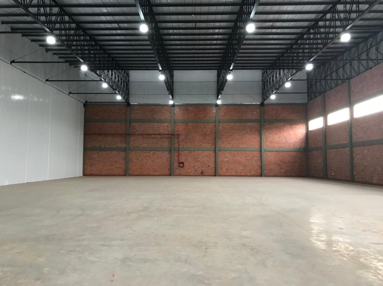 Alquilo depósito en parque logístico, zona aeropuerto, Luque