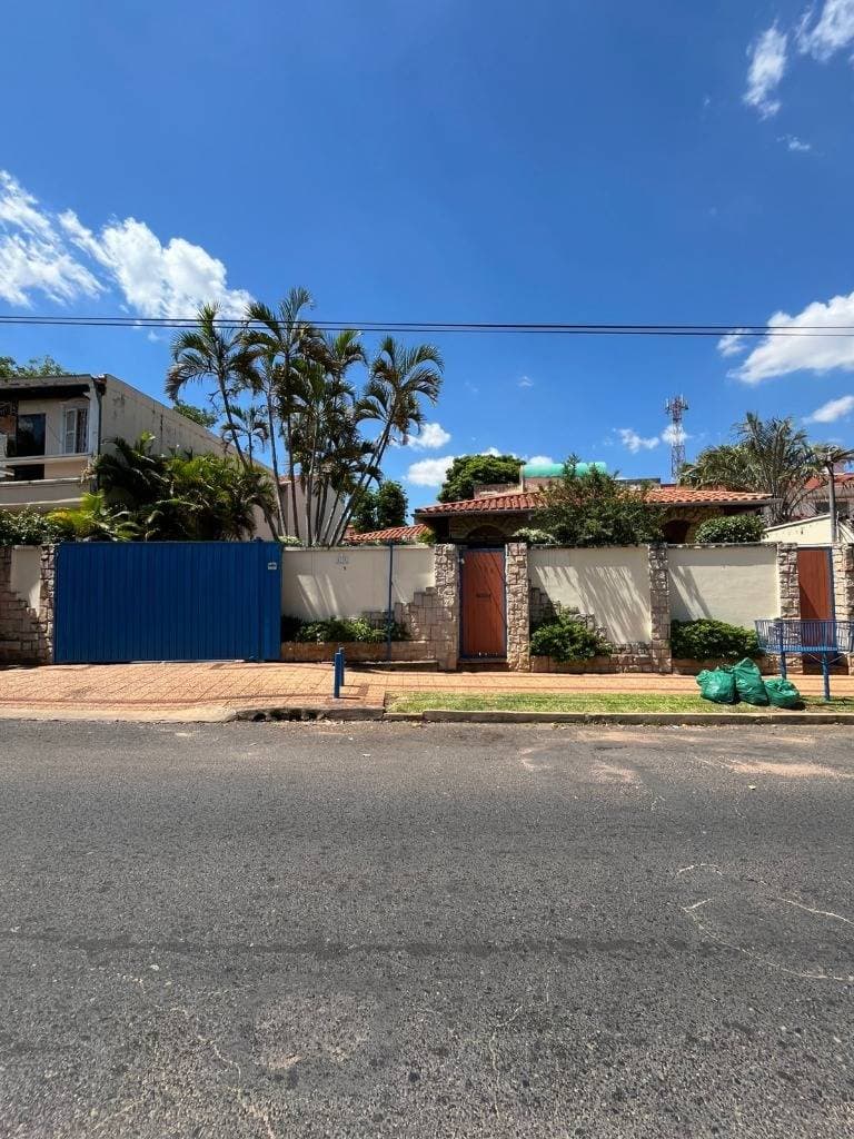 Amplia Casa en el Barrio Recoleta de Asunción - ID 31742 — foto 1