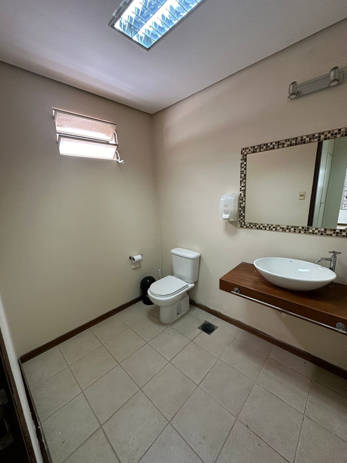 Alquilo/ Vendo Casa P/ Oficina De Una Sola Planta, Zona Ips Central — foto 3