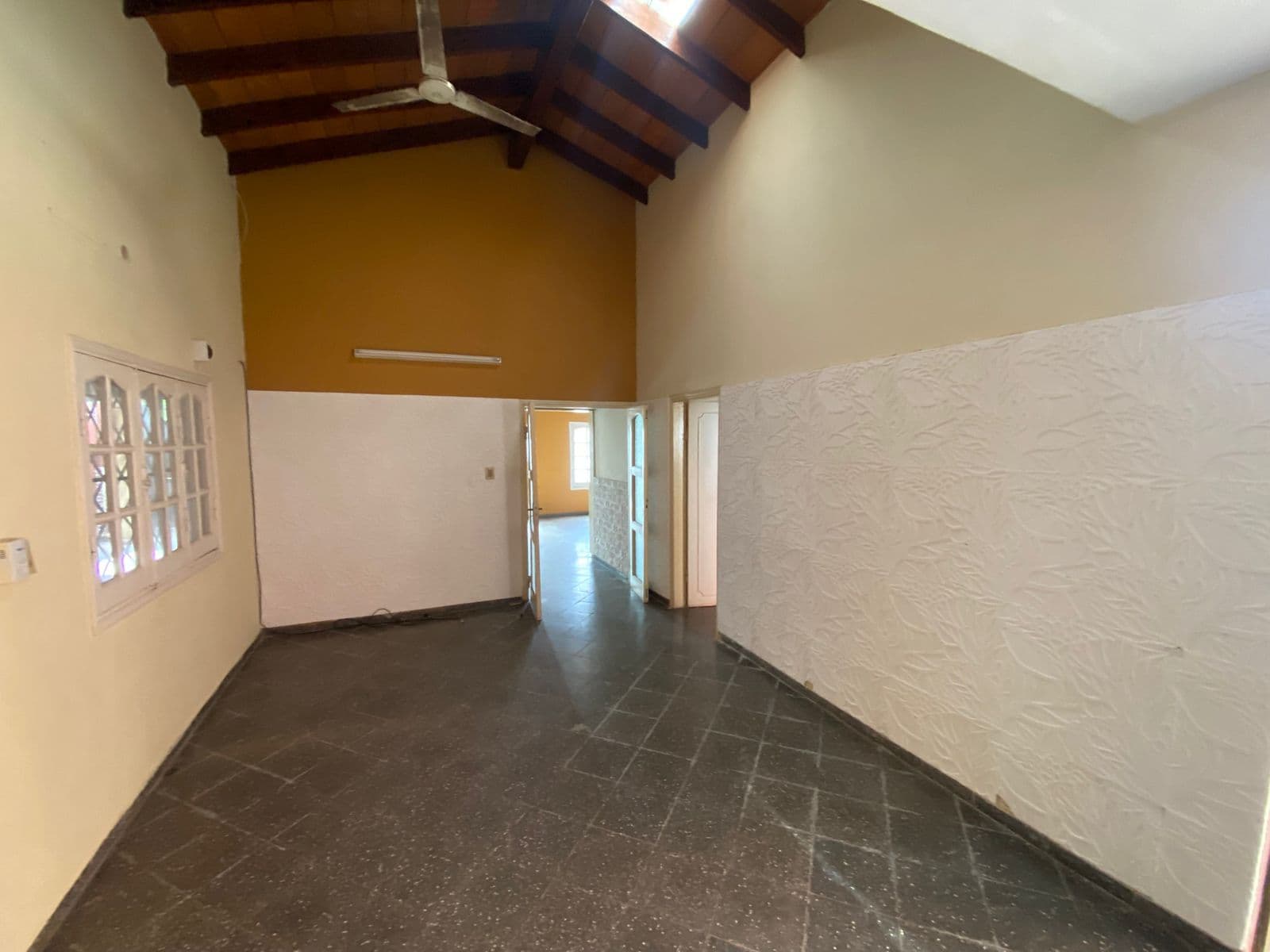 Excelente oportunidad de residencia a refaccionar en la ciudad de Lambaré — foto 4