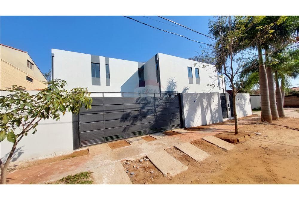 Duplex con patio y amplios ambientes - Luque