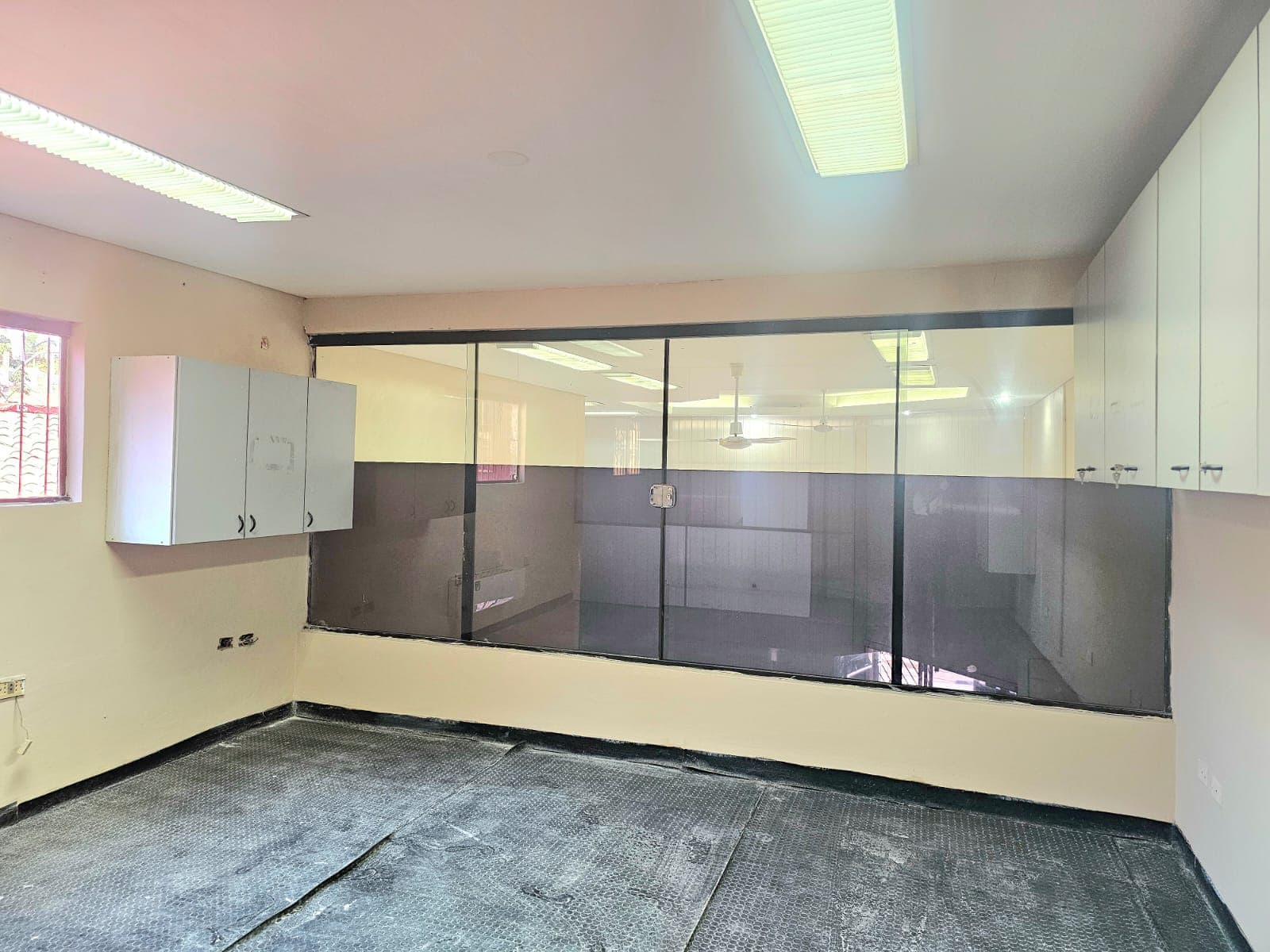 Salon Comercial O Depósito En Esquina Zona Barrio Obrero, foto 5