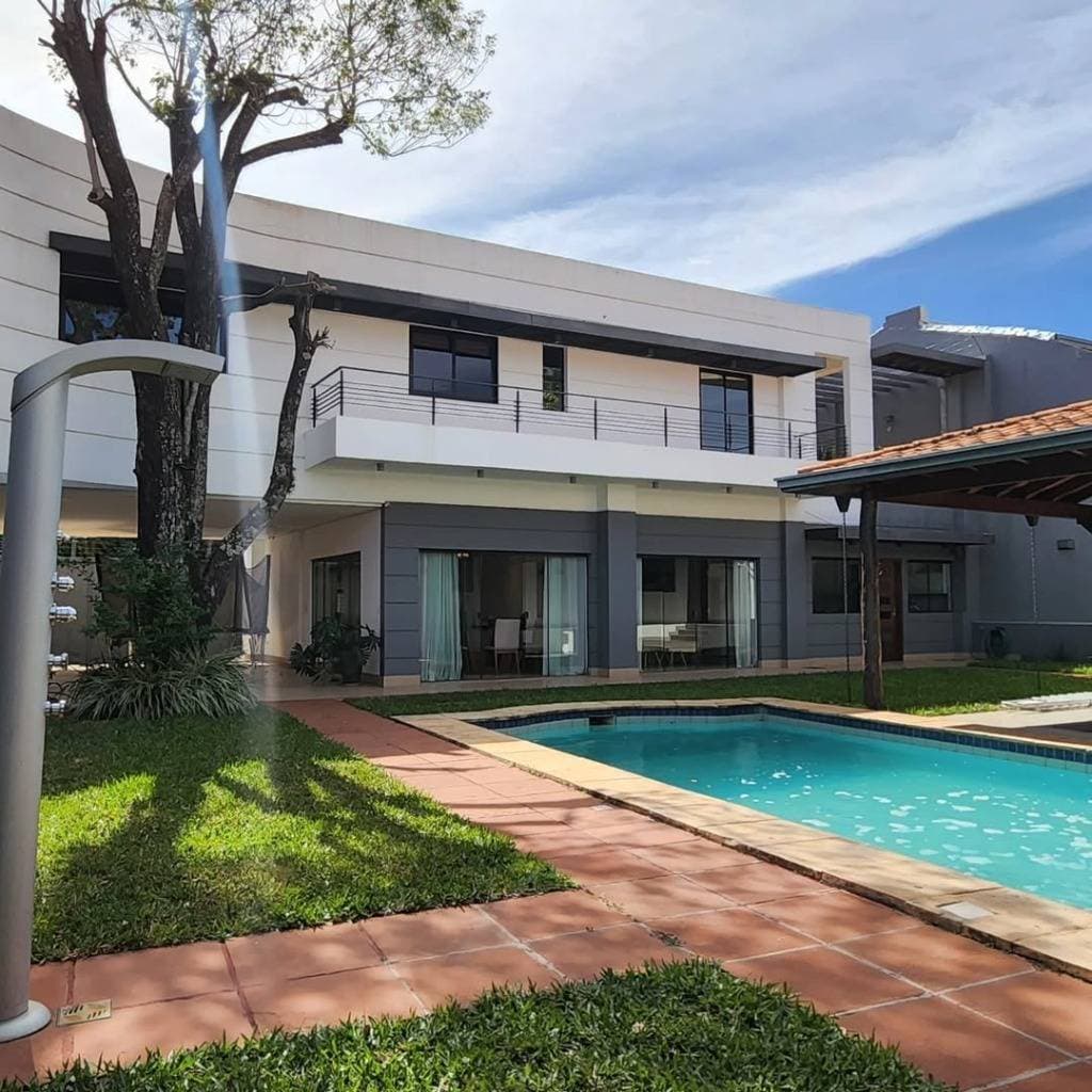 A pasos de la universidad americana, hermosa y amplia residencia