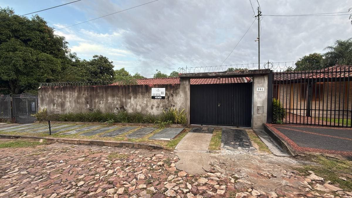 Vendo casa con piscina en Mariano Roque Alonso