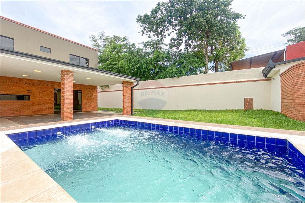 En venta amplia casa con piscina en Villa Elisa, foto 2