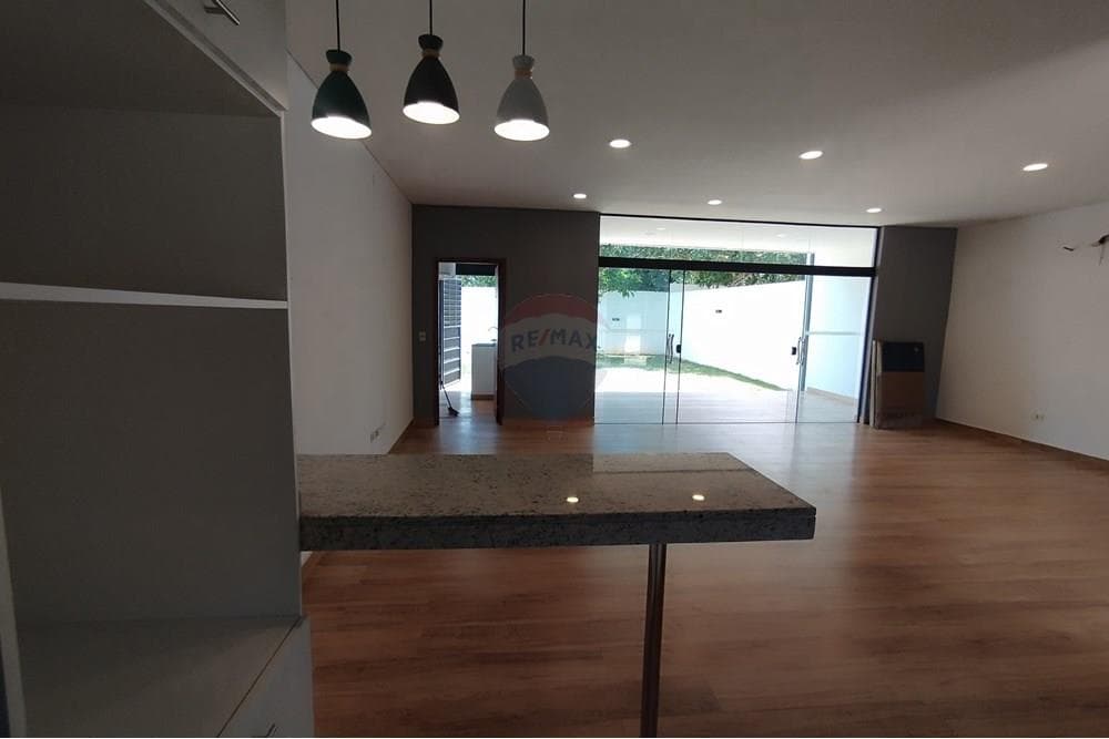 En venta amplio dúplex en Luque, foto 4