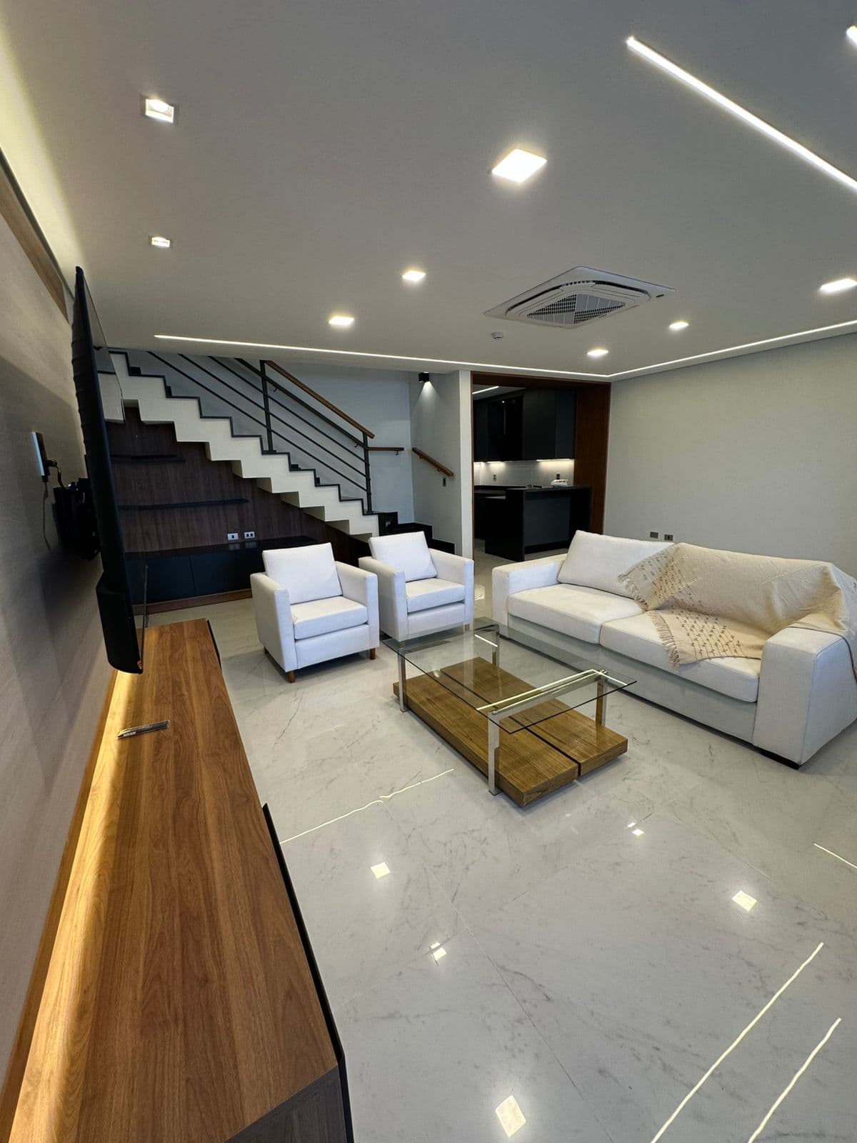 Casa amoblada con piscina en barrio mburucuya en alquiler — foto 2