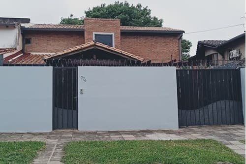 Alquilo hermosa casa en lambare